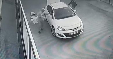 100 bin TL’lik soygun yaptılar, 80 yaşındaki adamdan sopayı yiyince kaçtılar