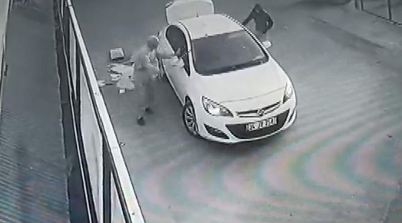 100 bin TL’lik soygun yaptılar, 80 yaşındaki adamdan sopayı yiyince kaçtılar