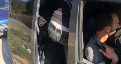 13 düzensiz göçmeni bir araca sığdıran şoför tutuklandı