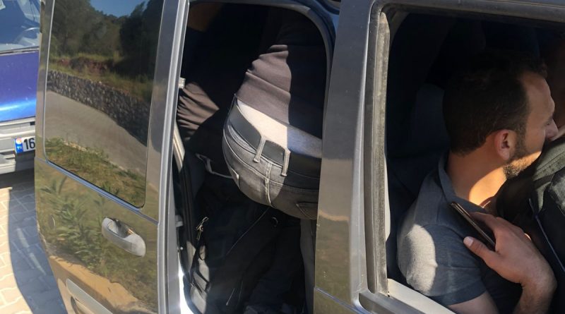 13 düzensiz göçmeni bir araca sığdıran şoför tutuklandı