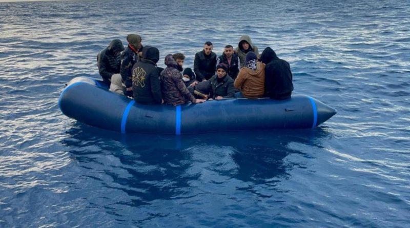 38 göçmen kurtarıldı, 8 göçmen yakalandı