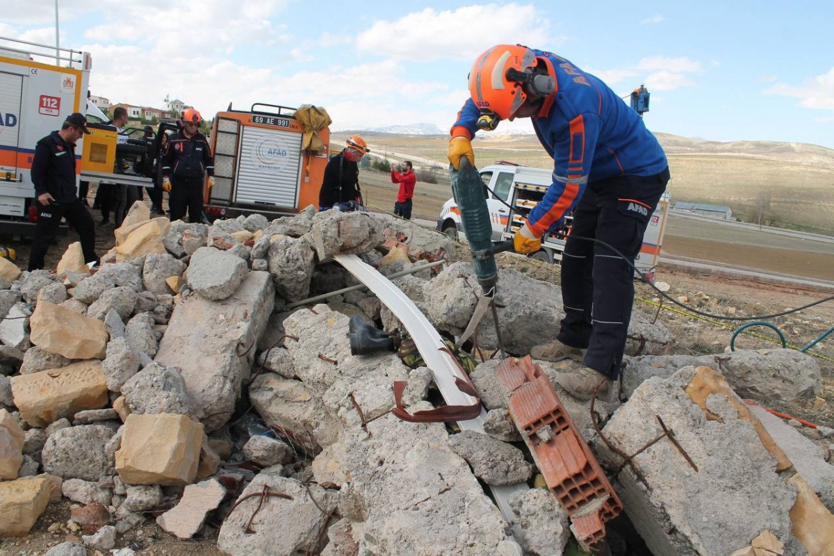 5.7'lik deprem tatbikatı gerçeği aratmadı