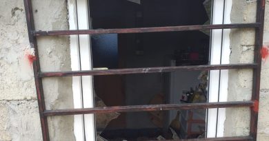 Aç kalan ayılar yayladaki evleri talan etti