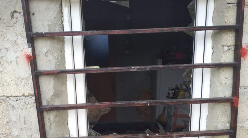 Aç kalan ayılar yayladaki evleri talan etti