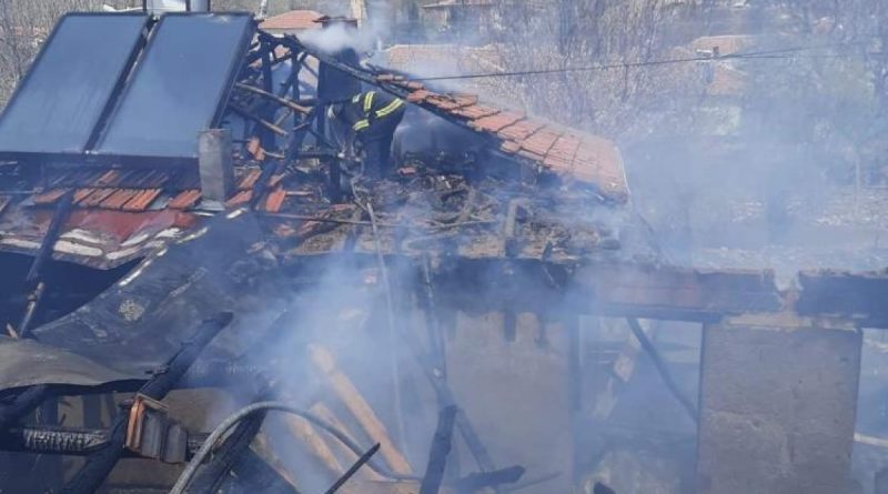 Akçakent'te yangın; bir ev küle döndü, büyükbaş hayvan telef oldu