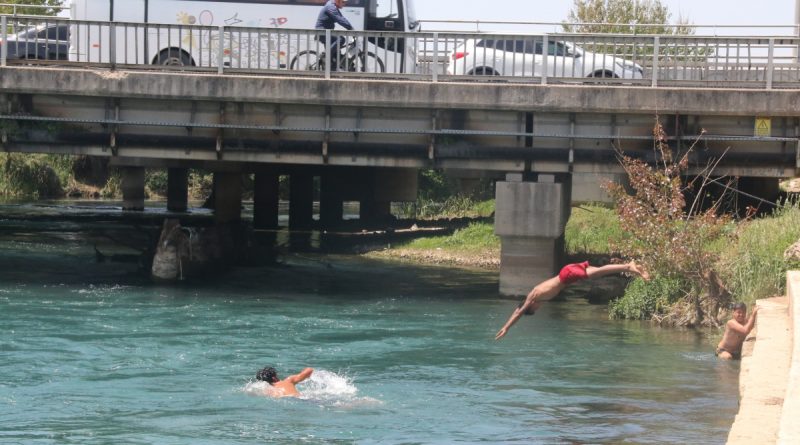 Antalya’da gençlerin tehlikeli serinlik arayışı yürekleri ağza getirdi