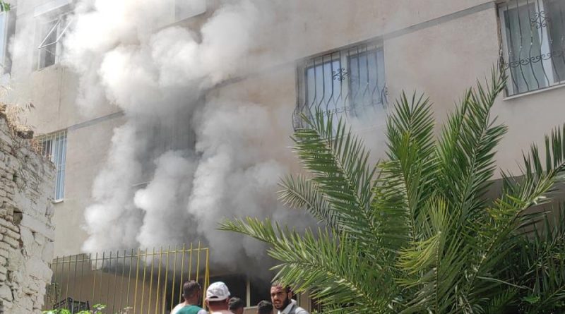 Apartmanın bodrum katında yangın çıktı, vatandaşlar balkondan tahliye edildi