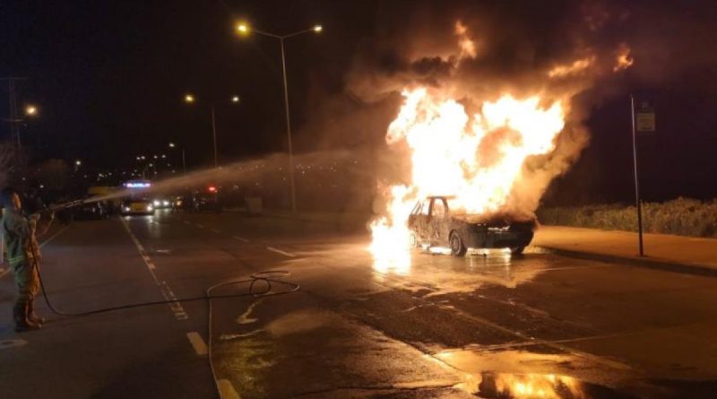 Arnavutköy'de otomobil alev alev yandı