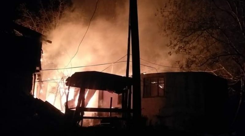 Artvin’de gece iki katlı evde yangın çıktı