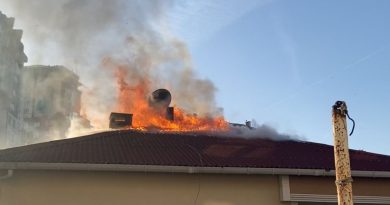 Ataşehir'de apartmanın çatısı alev alev yandı, mahalleli sokağa döküldü