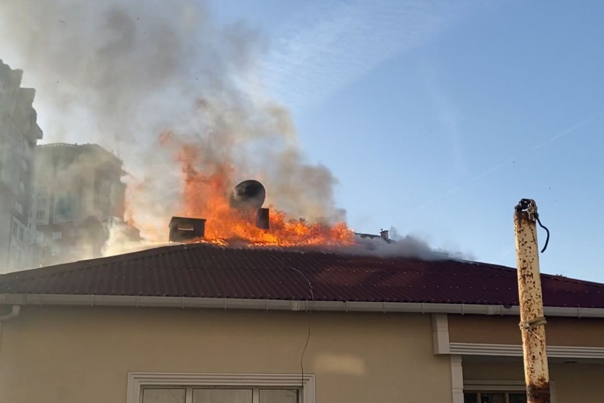 Ataşehir'de apartmanın çatısı alev alev yandı, mahalleli sokağa döküldü