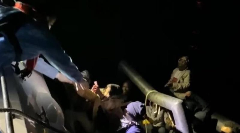 Ayvalık’ta 19 göçmen kurtarıldı