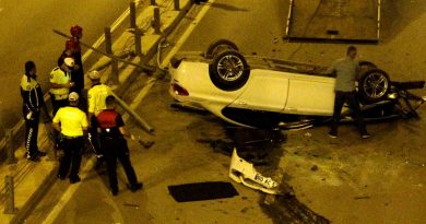 Bariyerleri aşan otomobil alt geçide düştü: 3 yaralı