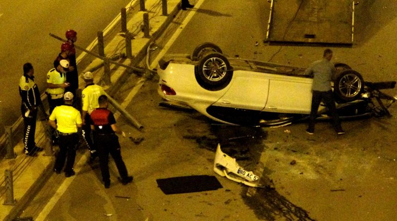 Bariyerleri aşan otomobil alt geçide düştü: 3 yaralı