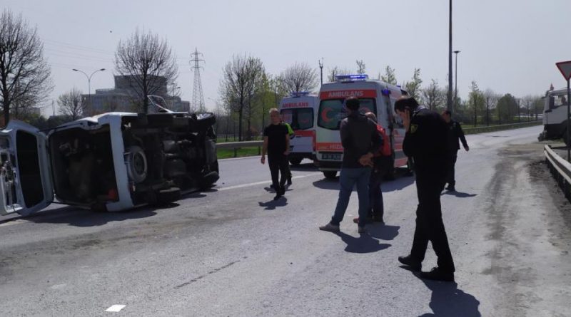 Basın Ekspres'te minibüs takla attı: 2 yaralı