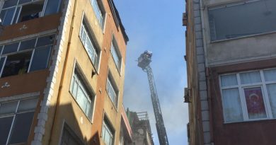 Bayrampaşa’da bir binanın çatı katı yangında küle döndü