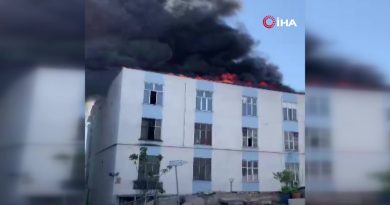 Bayrampaşa'da bir işyerinin çatısında yangın çıktı