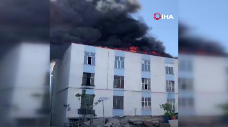 Bayrampaşa'da bir işyerinin çatısında yangın çıktı