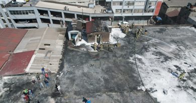 Bayrampaşa’da sanayi sitesinin çatısında bulunan depo alev alev yandı