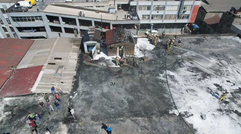 Bayrampaşa’da sanayi sitesinin çatısında bulunan depo alev alev yandı