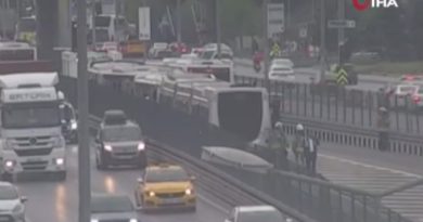 Beylikdüzü'nde iki metrobüs kafa kafaya çarpıştı