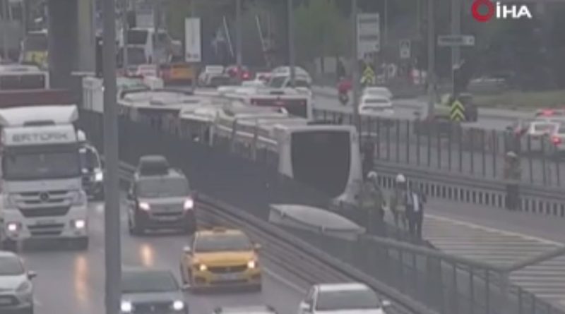 Beylikdüzü'nde iki metrobüs kafa kafaya çarpıştı