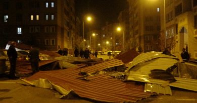 Bingöl’de şiddetli rüzgar çatıları uçurdu, otomobiller hasar fark etti