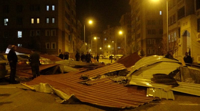 Bingöl’de şiddetli rüzgar çatıları uçurdu, otomobiller hasar fark etti