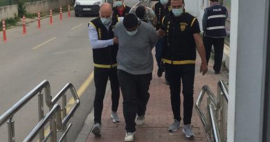 Bir kişiyi bıçaklayıp 2 cep telefonu gasp eden 3 zanlı tutuklandı