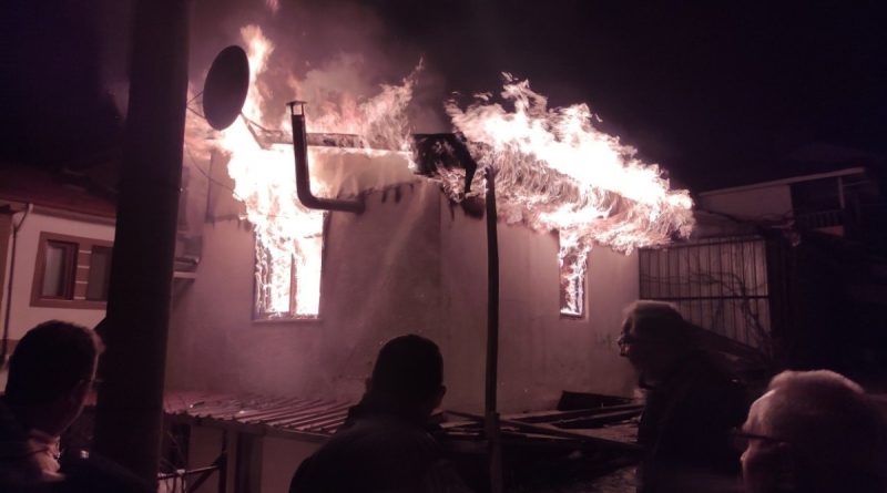 Bolu’da alev alev yanan ev küle döndü