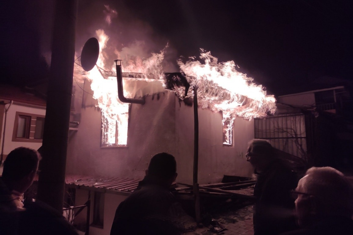 Bolu’da alev alev yanan ev küle döndü