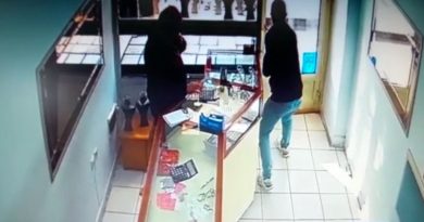 Boş anından yararlandığı kuyumcunun vitrinindeki bileziği çalıp kaçtı