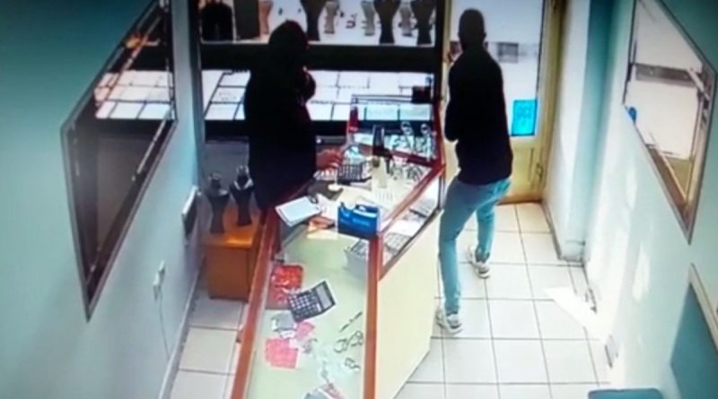 Boş anından yararlandığı kuyumcunun vitrinindeki bileziği çalıp kaçtı