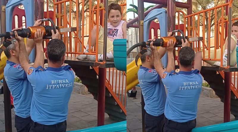 Bursa’da kaydırak demirlerine sıkışan çocuğu itfaiye böyle kurtardı