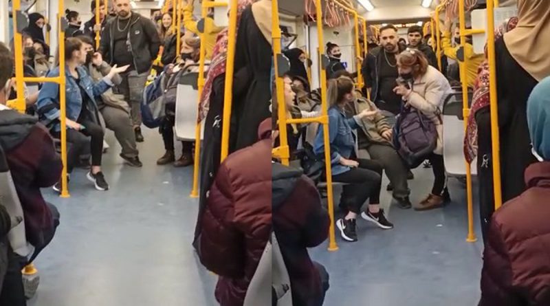 Bursa'da metroda maske takmayan gençleri uyaran yaşlı kadına hakaret