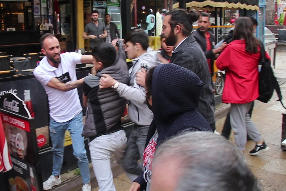 Büyük Kasaba eşkıyaları önce çocuğu ardından araya giren esnafı tekme tokat dövdü