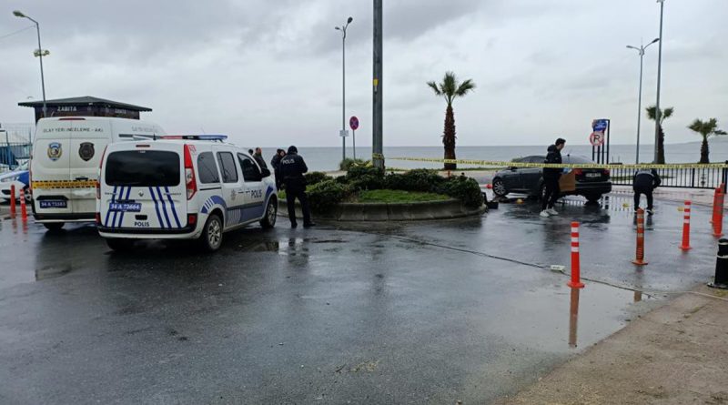 Büyükçekmece'de sahilde yürüyen adama silahlı atak kamerada