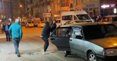 Cadde ortasında bıçaklı tartışma