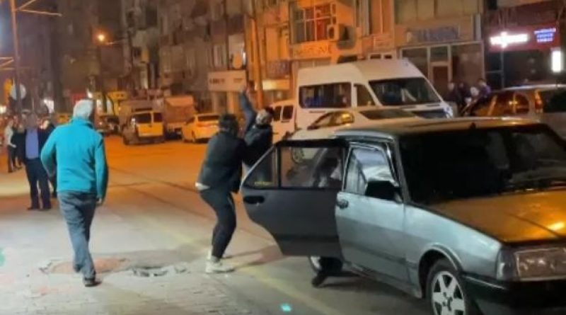 Cadde ortasında bıçaklı tartışma