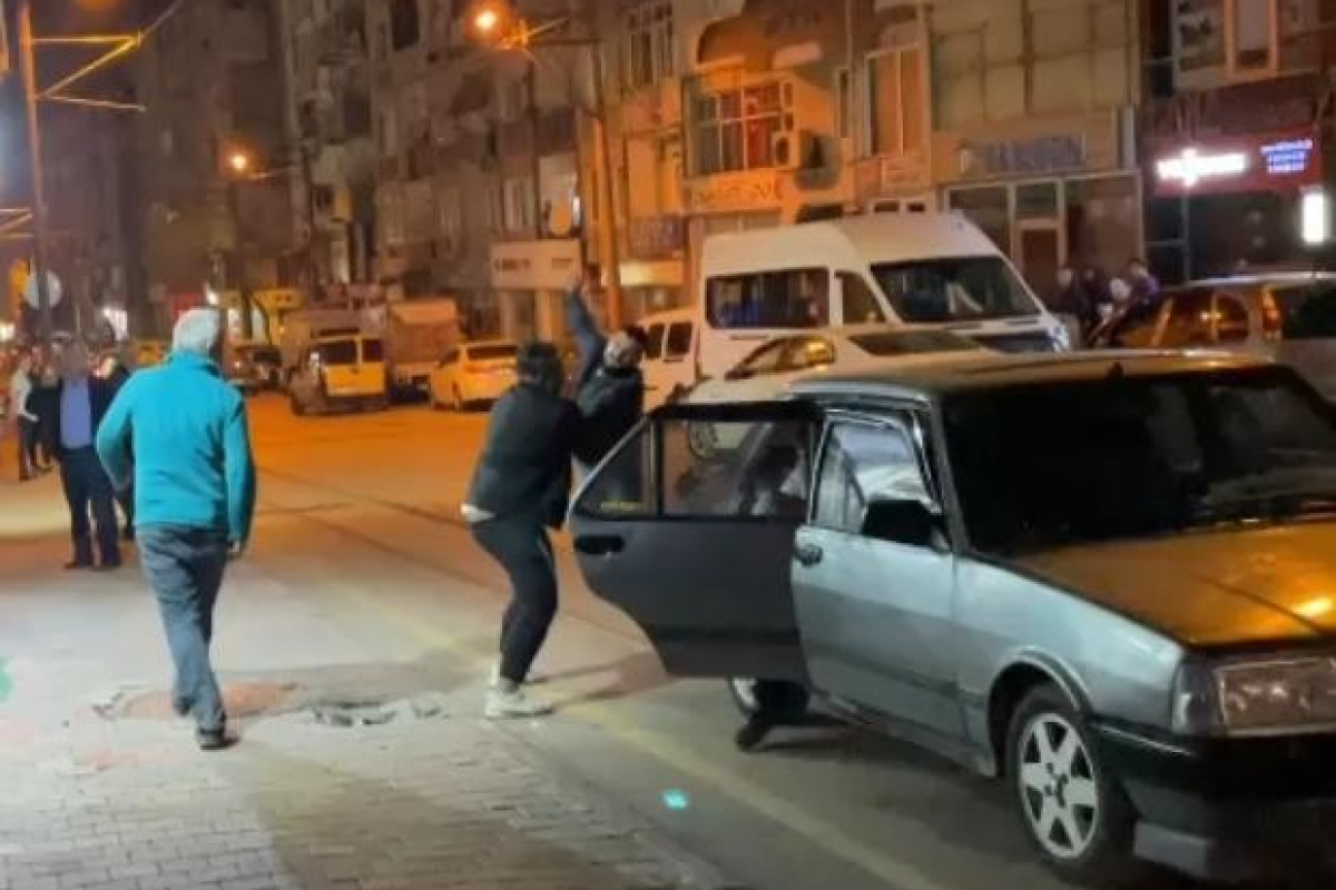 Cadde ortasında bıçaklı tartışma