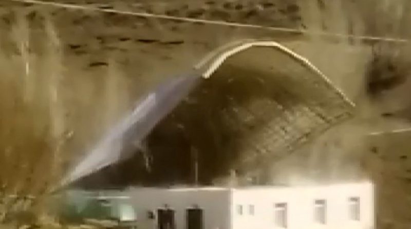 Caminin çatısı fırtınaya dayanamadı