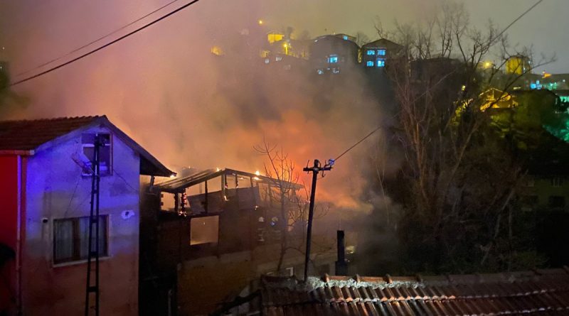 Çatı katında yangını mahallede paniğe neden oldu