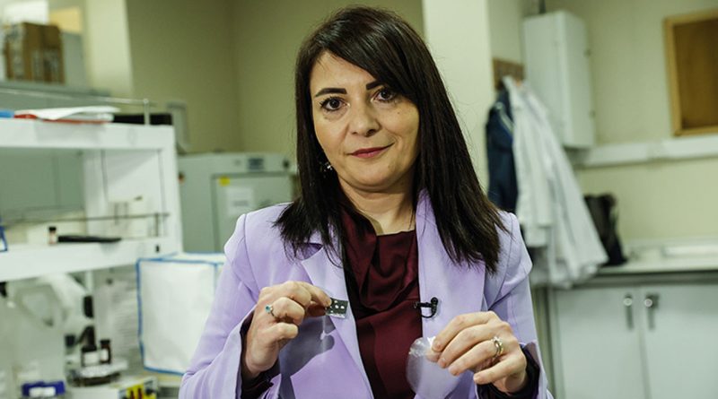 Cep telefonlarını, giyilebilir ve organik güneş piliyle şarj etmeyi hedefliyor