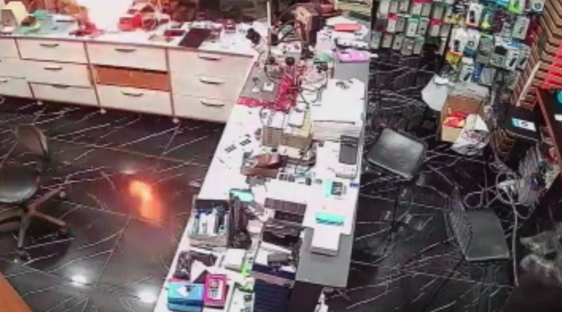 Cep telefonu bir anda alev aldı