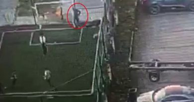 Cep telefonunu tel örgülerin arasından böyle çaldı