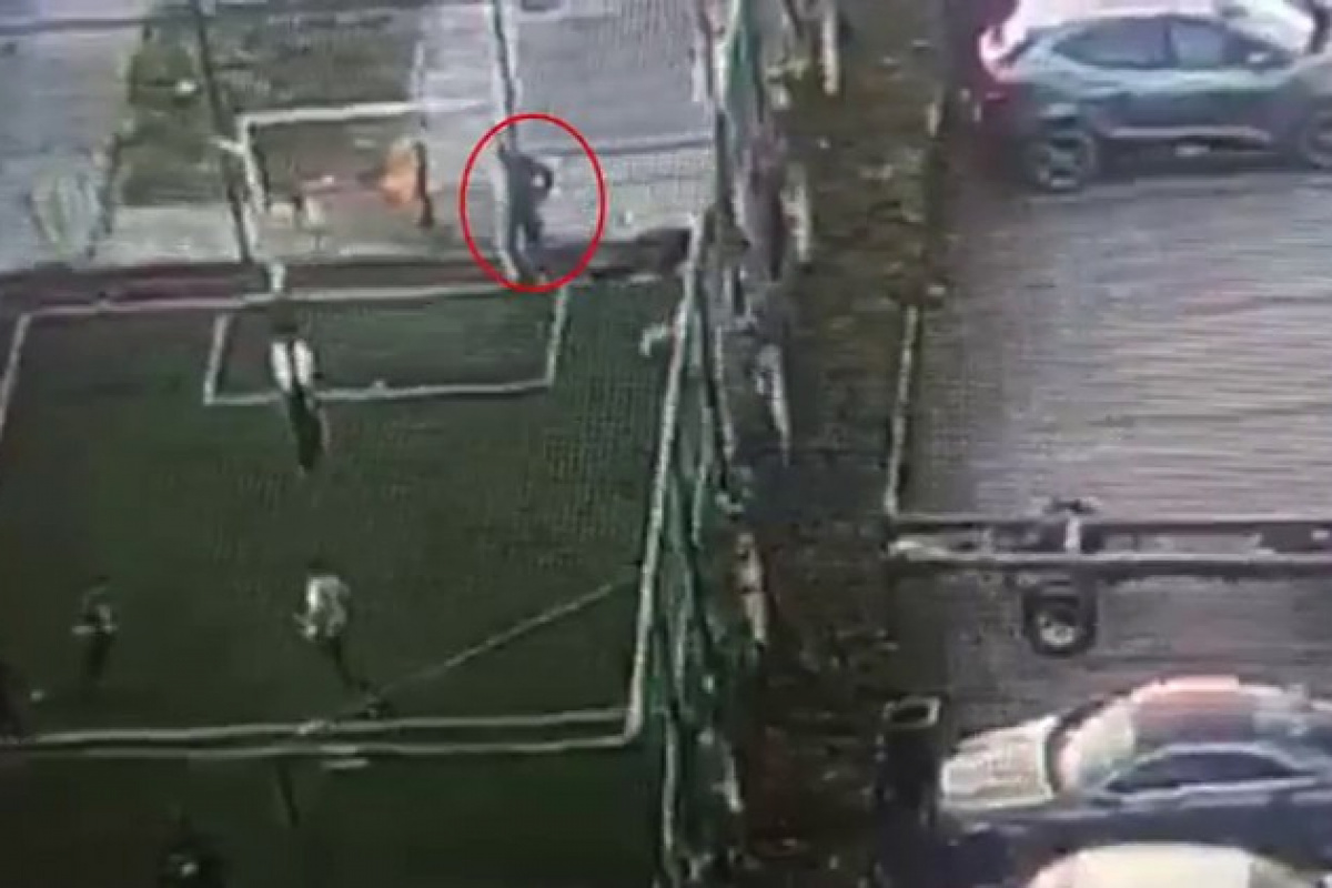 Cep telefonunu tel örgülerin arasından böyle çaldı