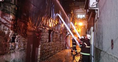 Depo yangını geceyi gündüze çevirdi