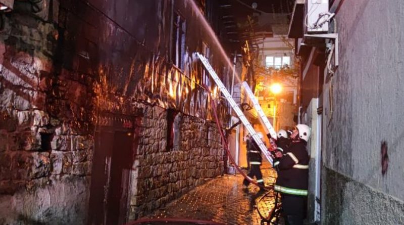 Depo yangını geceyi gündüze çevirdi