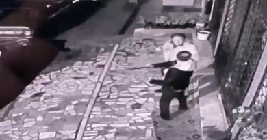 Döner bıçağıyla saldırdı, sonra ailesinin yaşadığı evi taşladı