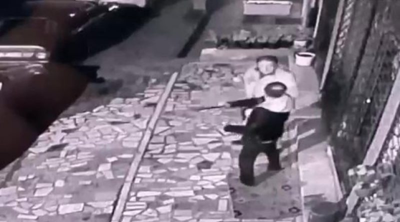 Döner bıçağıyla saldırdı, sonra ailesinin yaşadığı evi taşladı